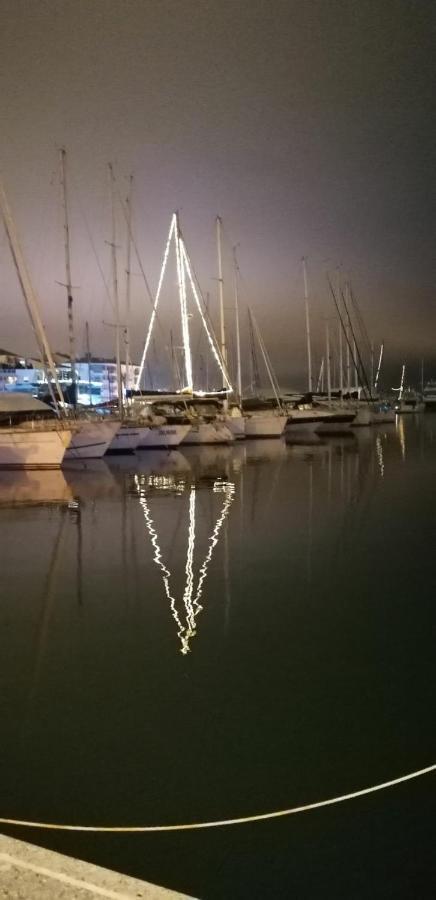 Charmant Appartement A 350M De La Plage Et Du Port Fréjus エクステリア 写真